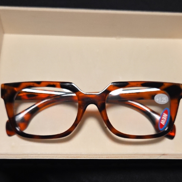 Accessories - Tortoise Shell Reading Glasses +1.25